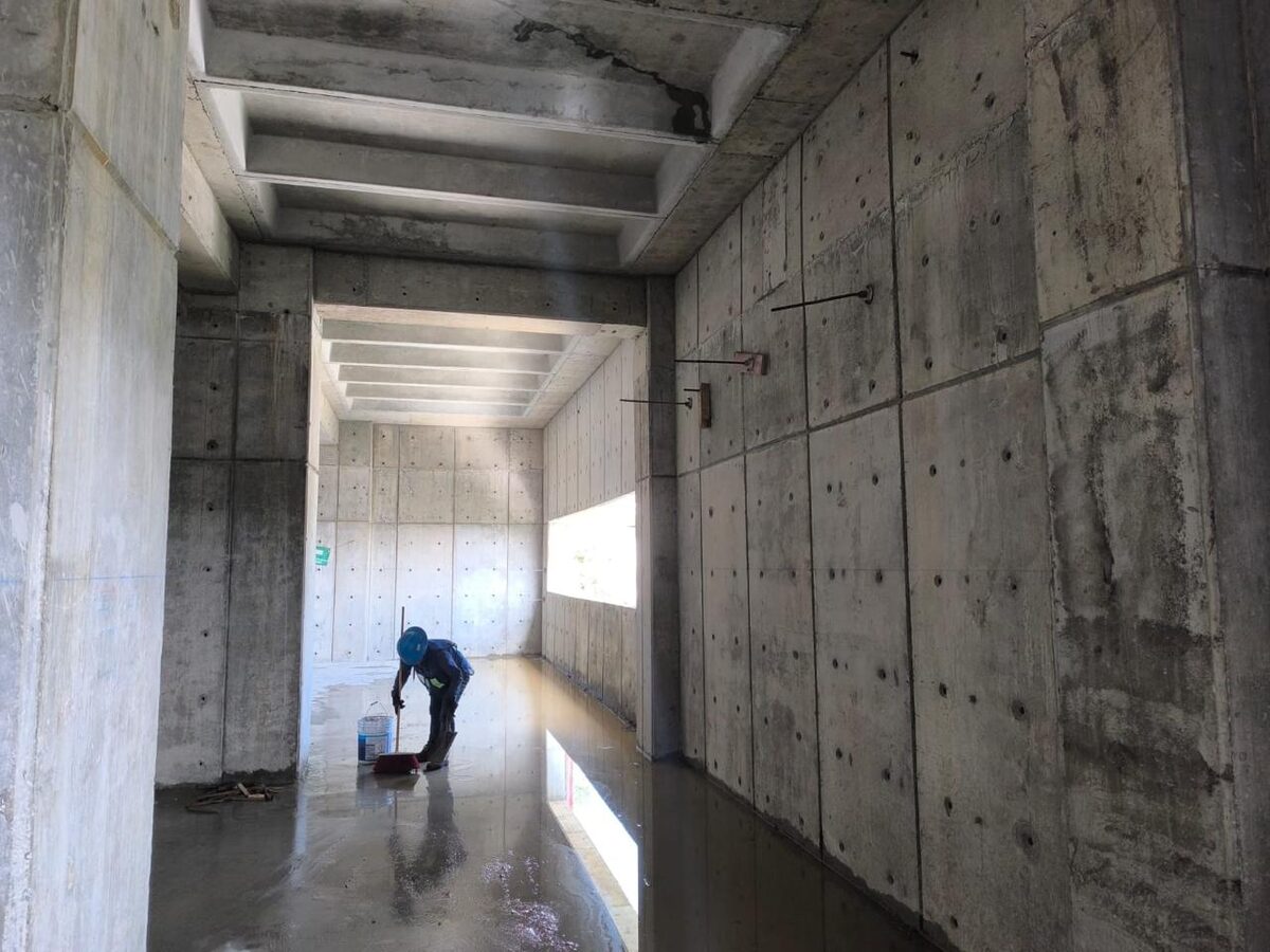 Concreto aparente con tablero fenólico TACHAFORM