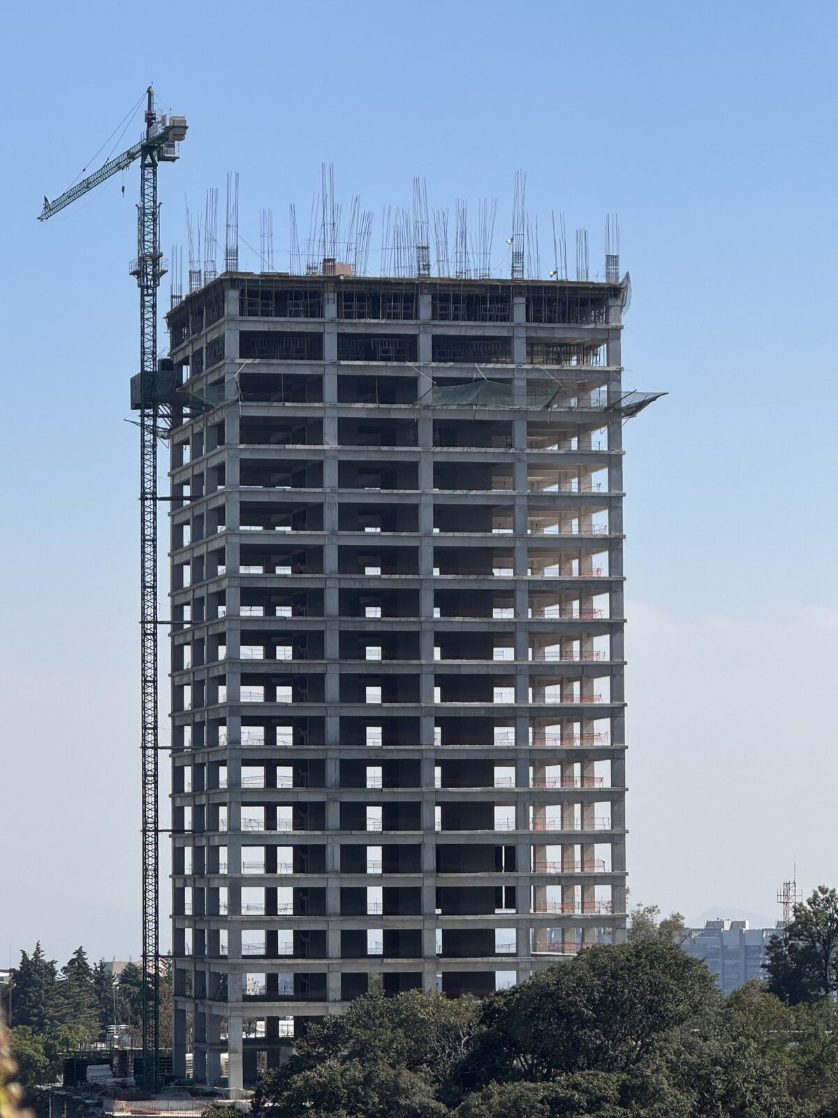 Torre en construcción con tableros TACHAFORM